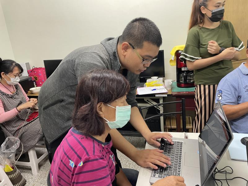 老師指導學生如何操作