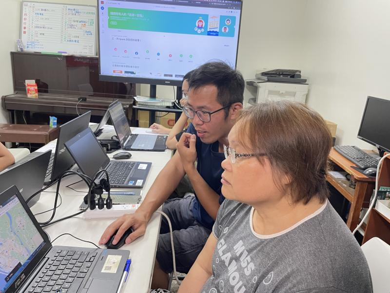 青年農民協助隔壁同學跟上進度