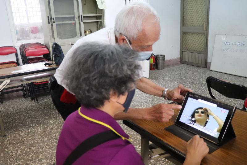 指導如何利用平板點歌，搜尋資訊應用