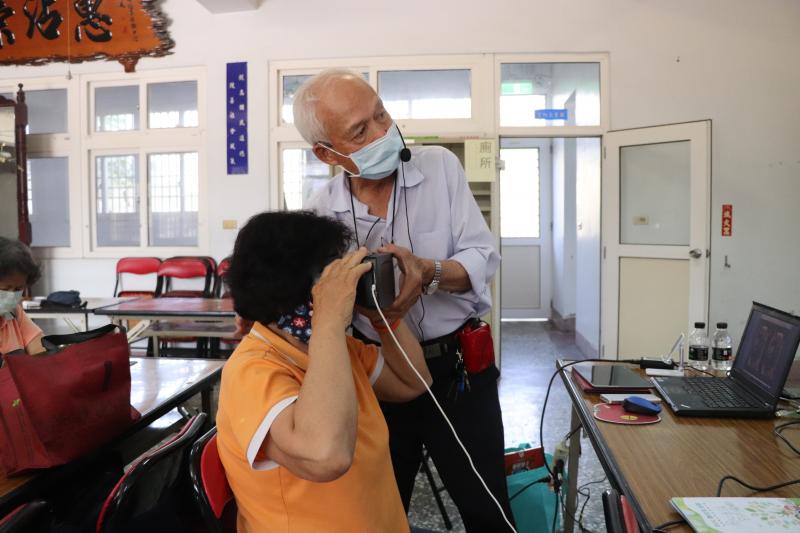 VR實鏡體驗，讓長輩們了解新興科技心用