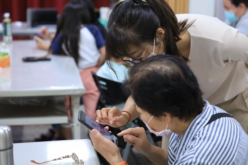 講師仔細為學員教學