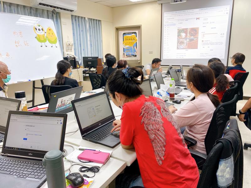 學員努力把資訊放上去