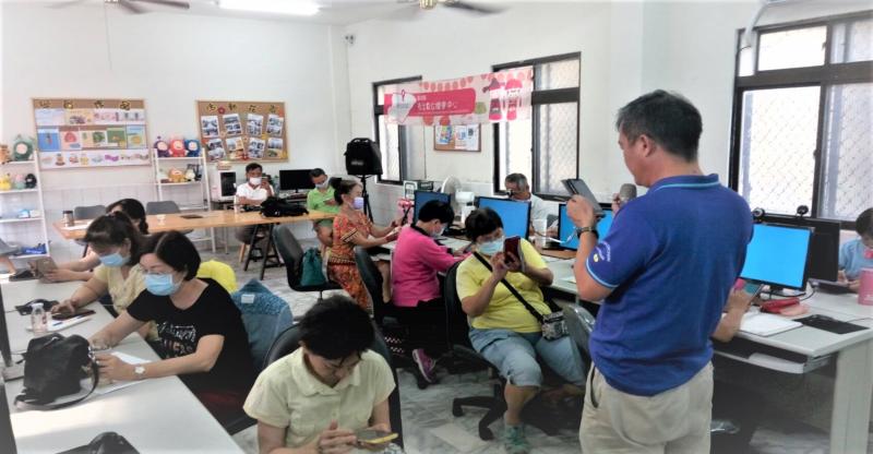 老師正在教手機LINE PAY使用方法