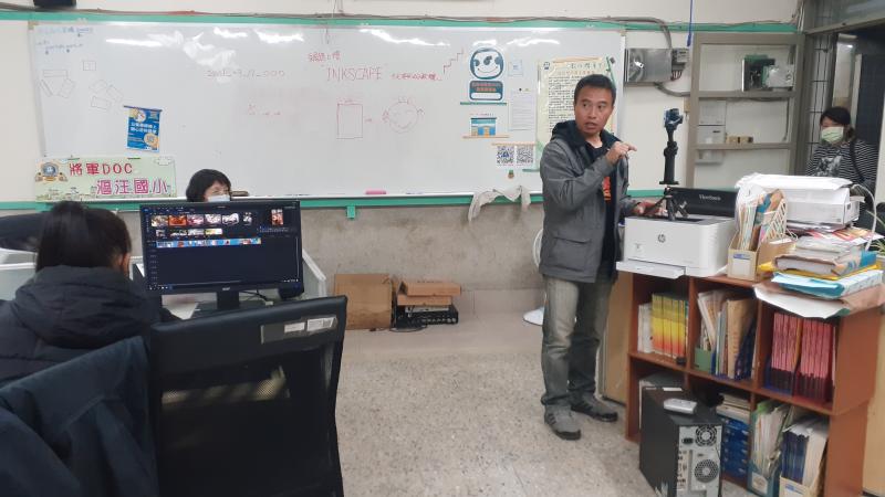 老師講解攝影的技巧。