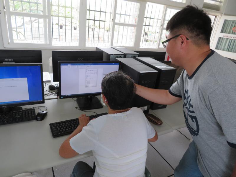 講師除了在台前授課，也會針對不熟悉操作的學員個別講解、示範操作喔!