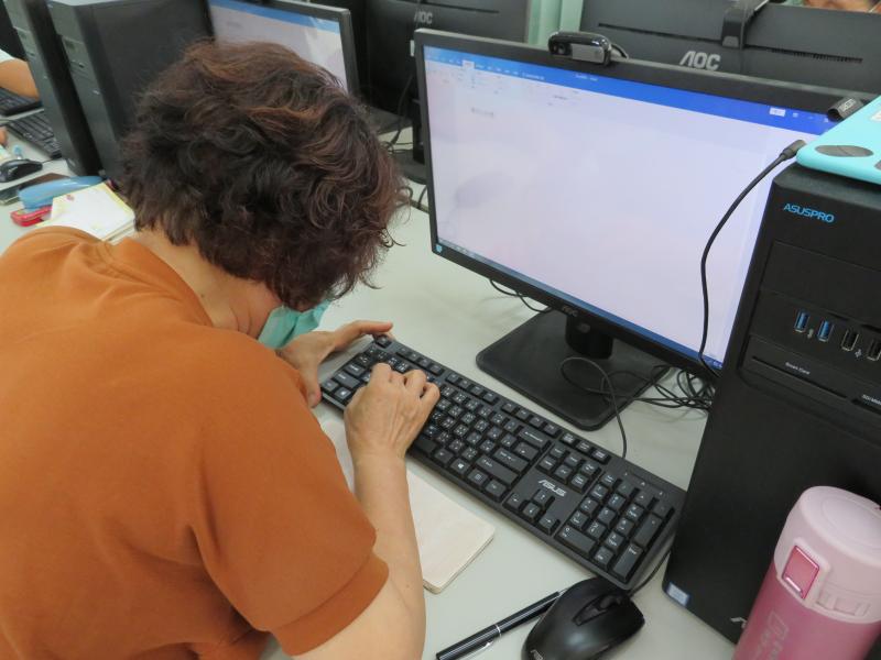 雖然對鍵盤不熟悉，長輩還是很認真地完成老師指派的任務呢!