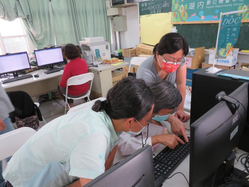 針對較無電腦基礎的學員，大家也都很樂意提供協助，這可是教學共長的好機會。