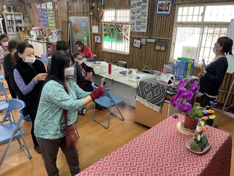 透過簡單擺設讓學員們練習攝影的基礎