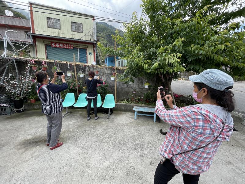 學員們在戶外尋找景物拍攝