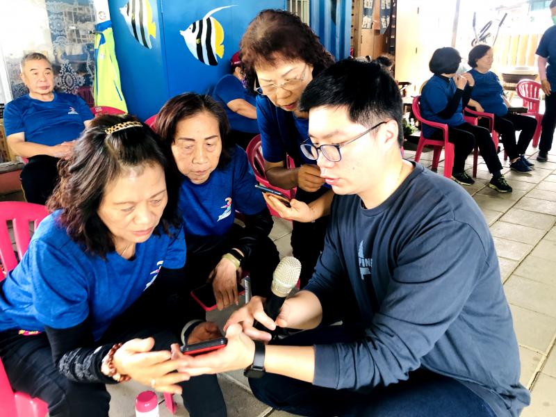 講師指導學員下載防詐騙的查詢app