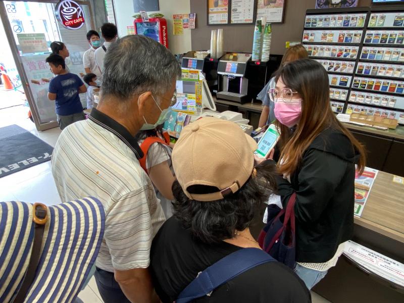 到超商講解如何使用行動支付-1