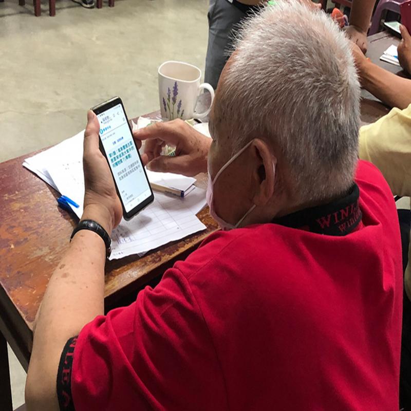 學員大哥練習操作智慧型手機