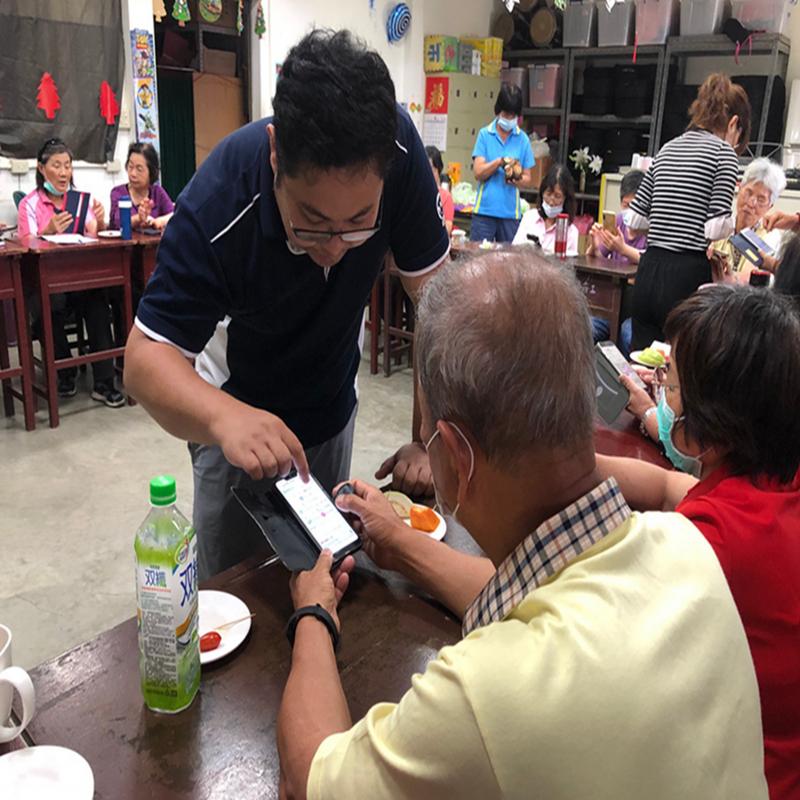 講師示範操作智慧型手機進入學習中心學習