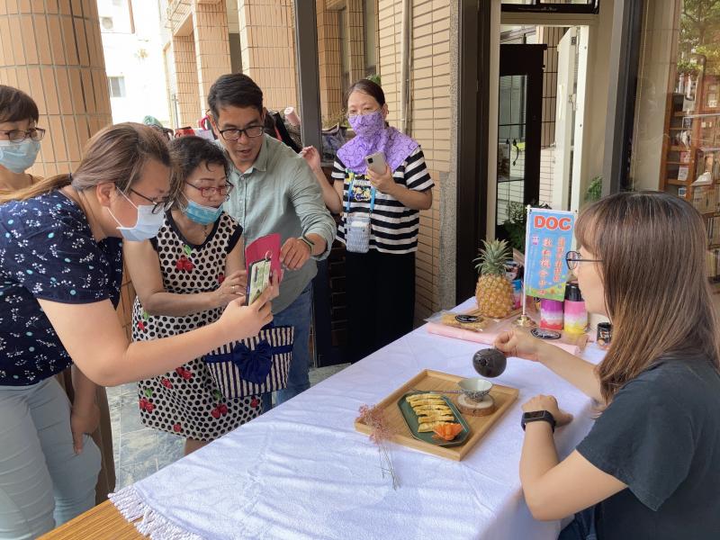 從商品照一路學習到加上人物攝影，慢慢練習，讓照片的風味更有溫度