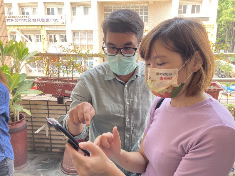 老師親切的指導學員攝影技巧