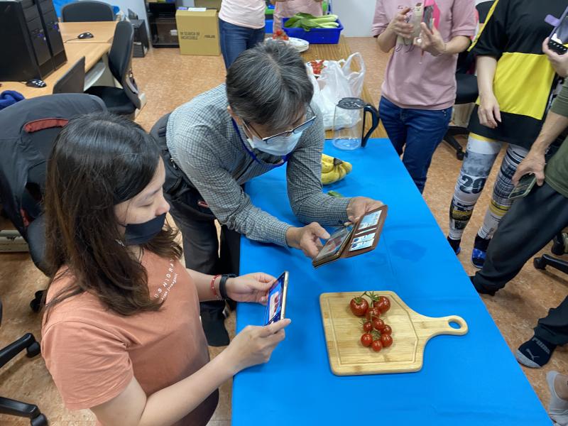 學員帶了自家產品來練習