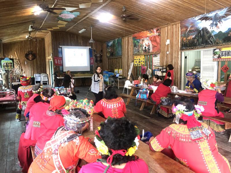 長輩說故事，邀請長輩穿著原住民服飾，分享手繪作品，以看圖說故事方式進行。