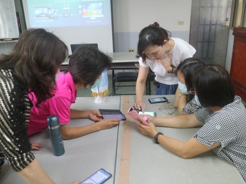 小組討論老師給的任務,大家熱絡的互動,希望把所學的都帶回家,再還給老師