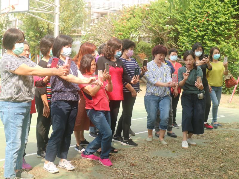 學員們努力的練習老師說的每一個重點與技巧,老師也在側隨時給予修正指導,讓大家拍出最佳相片