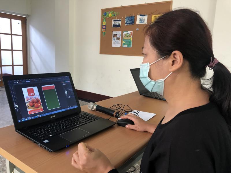 學員成果以「蕃茄果乾」夾鏈袋為例，採用蕃茄果實影像，配色上使用橘紅色及綠色，強調使用鮮果烘烤。