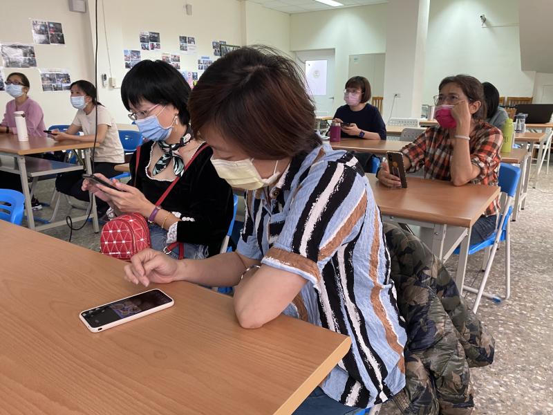 首次使用手機Lightroom軟體，學員認識操作介紹：照片導入、裁切、光線、顏色等位置。講師接續解說指令操作與應用。