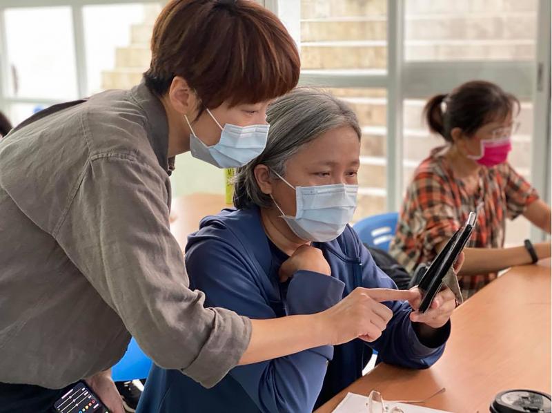 助教協助學員，一個步驟一個步驟指導學員操作。