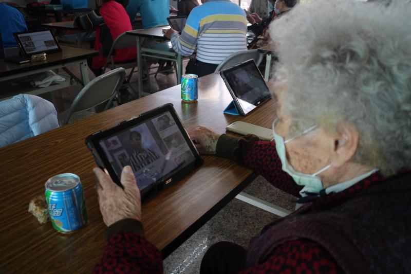 阿麼學會操作平板、玩的捨不得下課