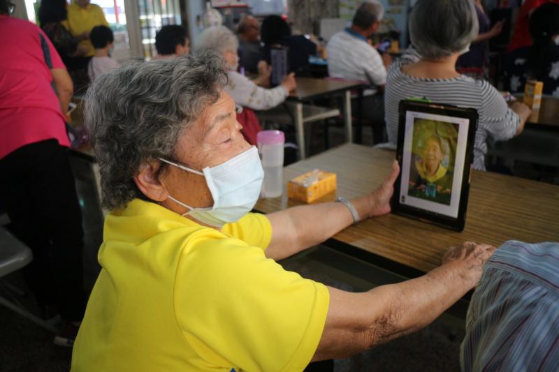 長者學會平板操作 、覺得很新奇