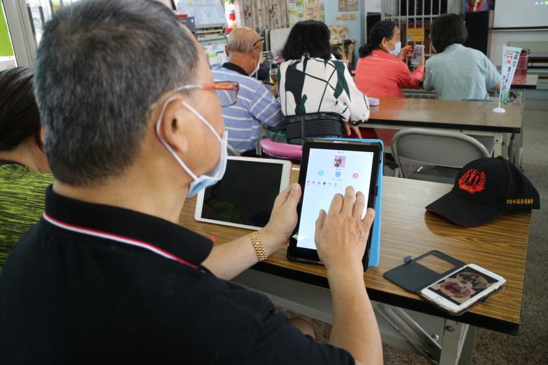 學員學會平板使用、一直玩的眼睛捨不得離開螢幕。