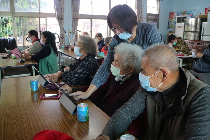 學員學會了、當小老師教年紀較大的長者