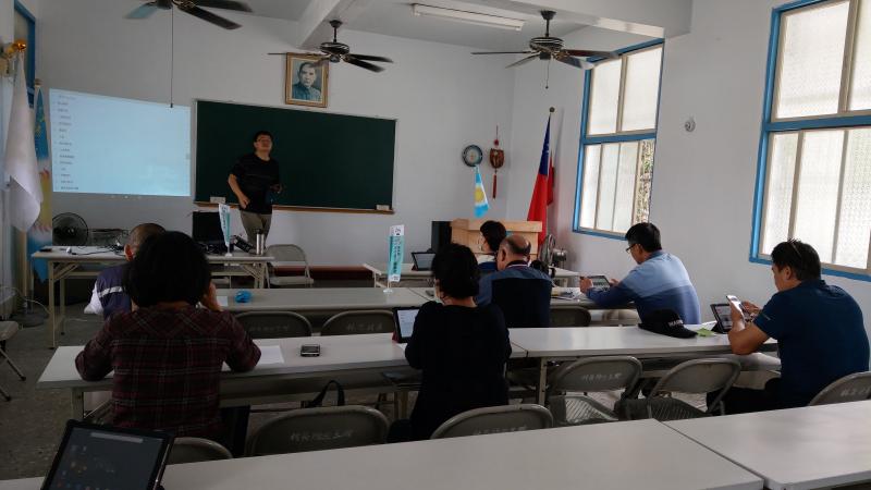 林茂村~資訊小學堂  學員:老中青少混搭  講師:老神在在~ Who