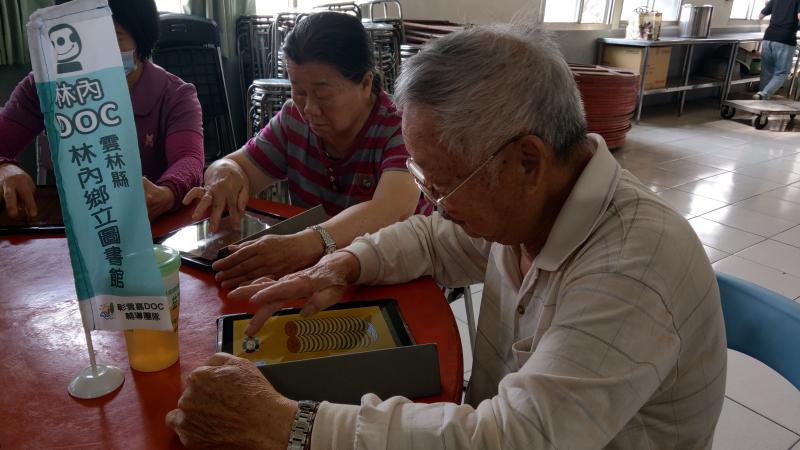 阿伯找到竅門喔!兩塊鬆餅排列，手眼協調很好喔!