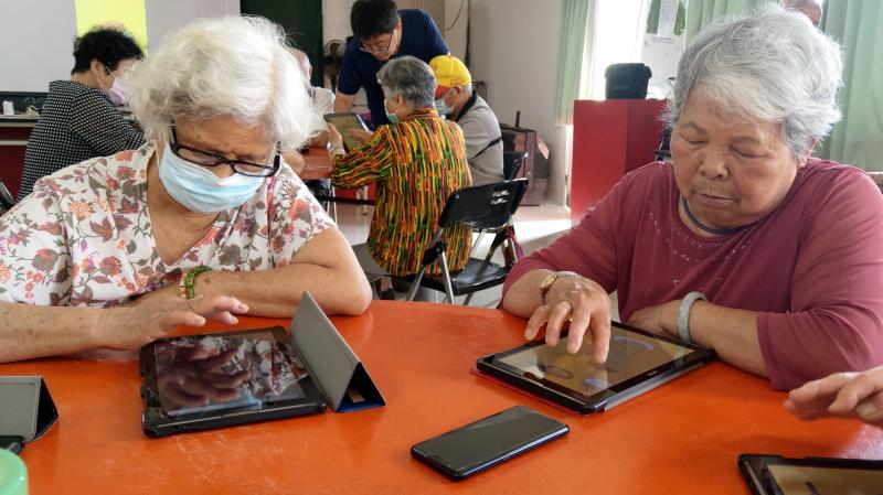 年長者動動腦~益智遊戲讓您對平板愛不釋手~  10分鐘後~請起來走走、上廁所、喝喝水，還是有人繼續滑耶!