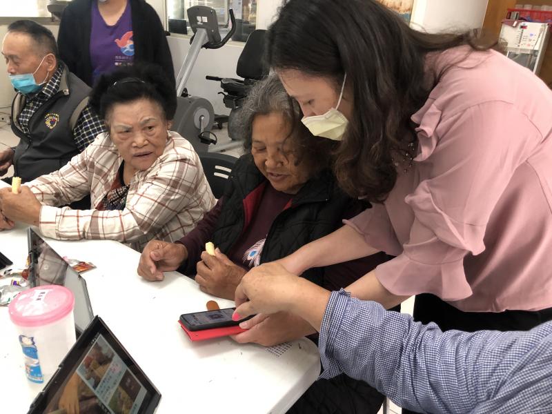 長輩學員們很認真的聽講師說明防詐騙及各資安全宣導與應用