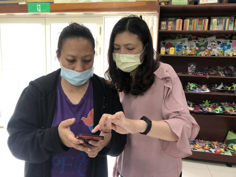 講師指導學員使用個人智慧型手機下載防詐騙過濾電話app