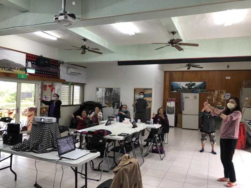 講師課後帶著學員做健康操與宣導樂齡健康衛教