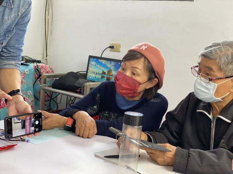 老師示範如何手機對焦