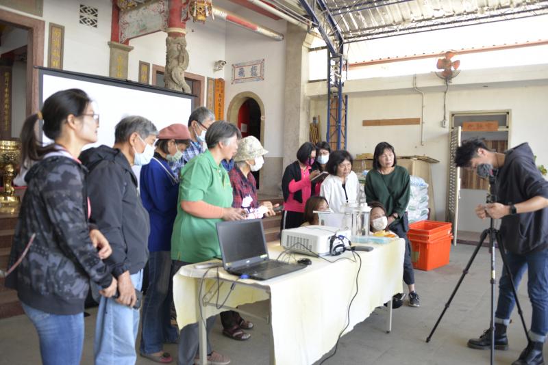 老師示範如何設定手機直播螢幕