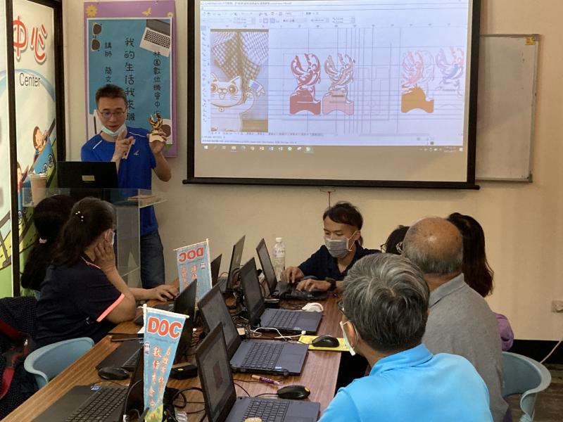 老師認真的分享說明雷雕原理與應用