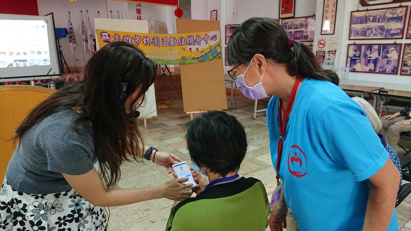 老師指導學員設定臉書直播功能