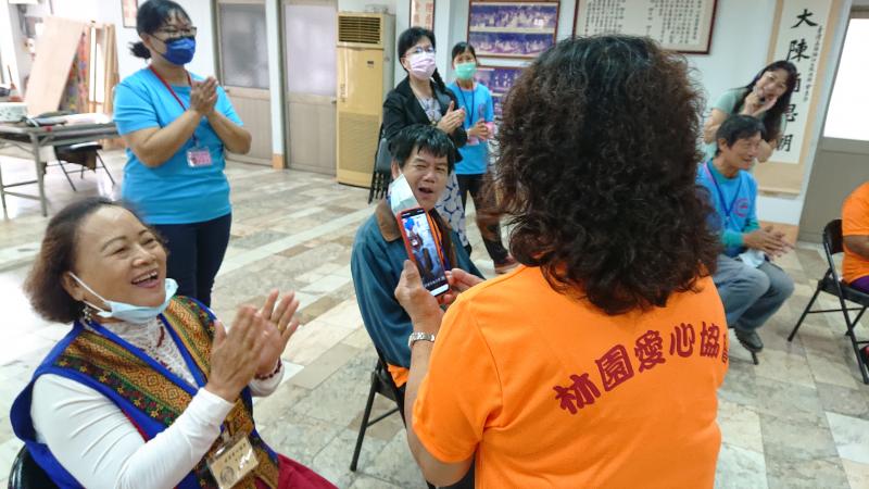 學員練習夾手臂直播讓畫面更穩