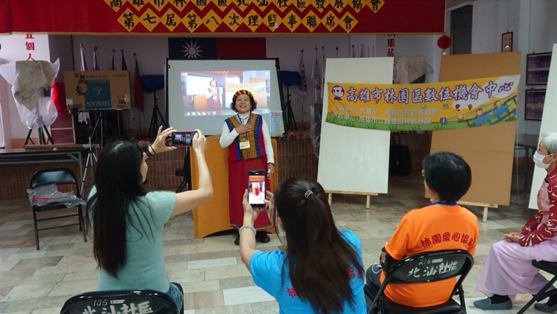 學員練習上鏡頭與直播