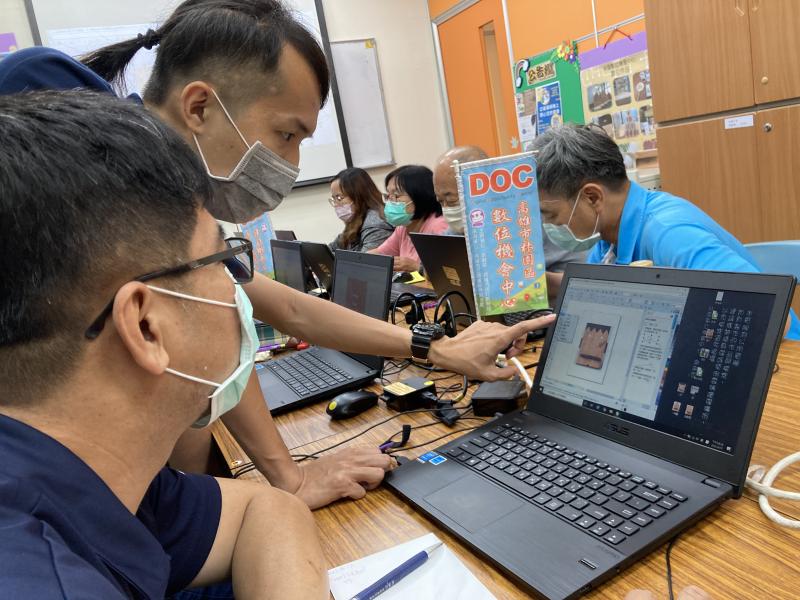 助教親切的協助學員製作作品