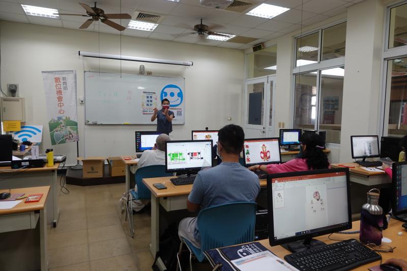 老師講解海報製作訣竅。