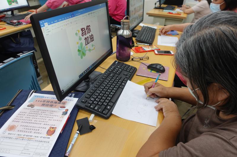 學員動手親自操作。