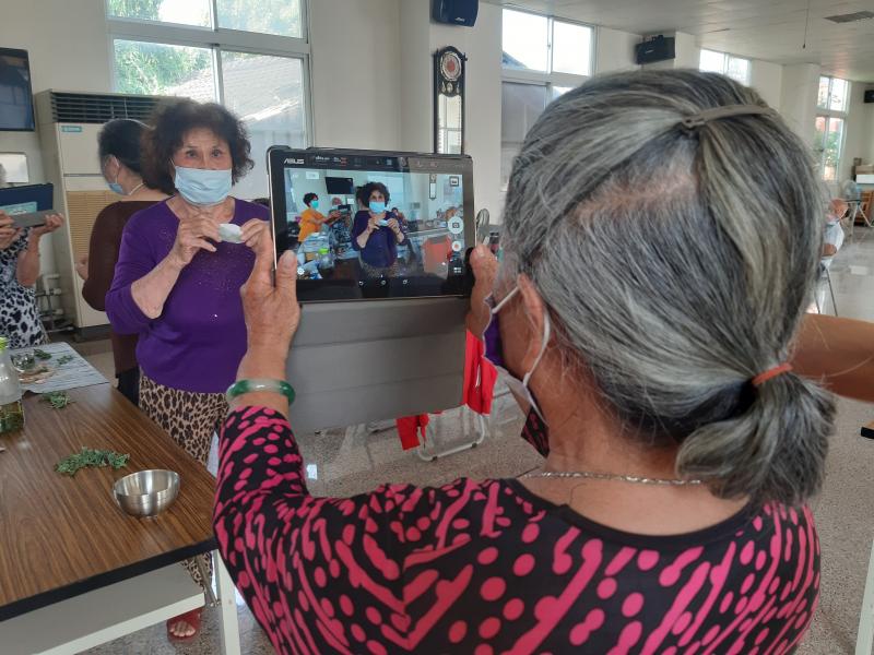 包裝好香草茶包來拍一張