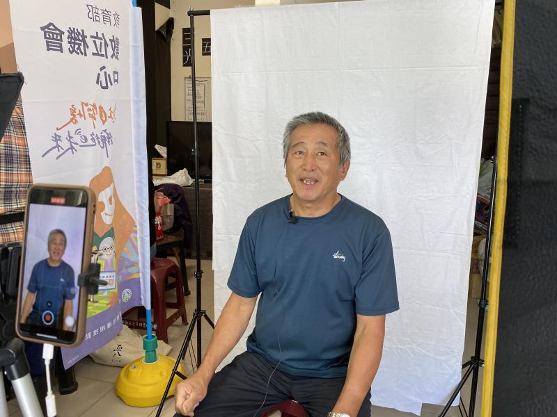 架設影棚讓學員練習採訪