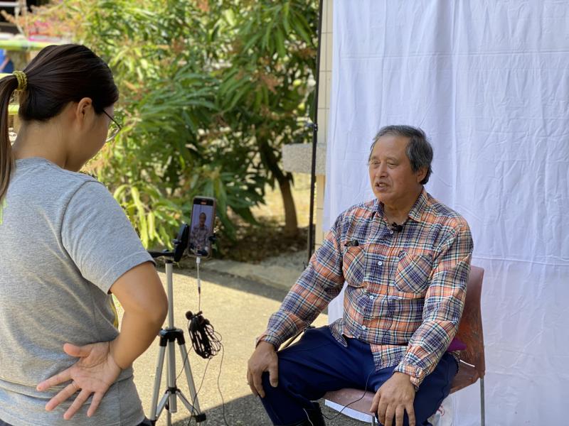 受訪的農友練習介紹自家果園