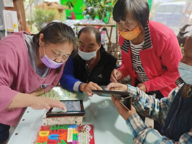 教學相長，學員之間非常努力的分享討論課堂上所學到的課程喔。