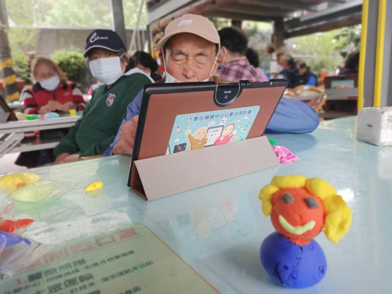 集中注意力專心地看著平板上的課程內容，同學的認真讓大家感動喔。